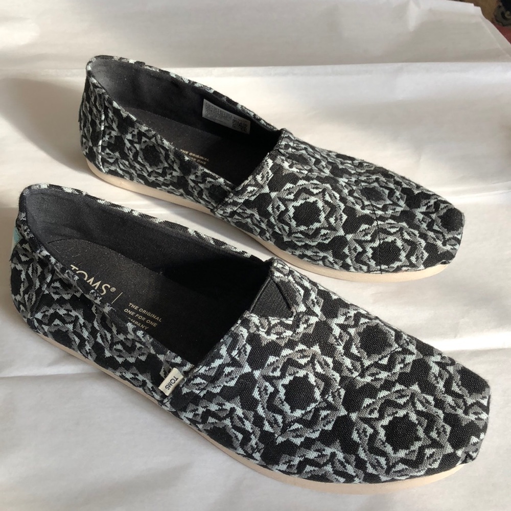 TOMs Alpargata Black tapestry design. Women’s Size 8.5